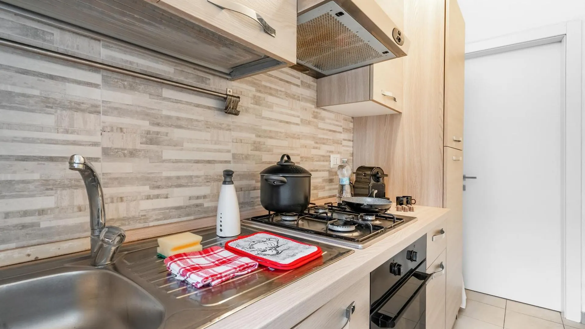 Navigli Duomo - Chateau Milan, Metro M2 E Parcheggio Gratuito Apartment  Milan